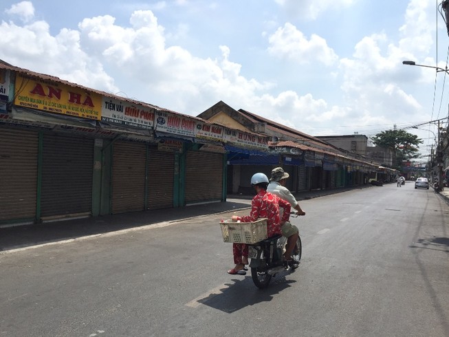 Lễ 30-4: Tiểu thương... nằm ngủ, đóng cửa sạp vì vắng khách