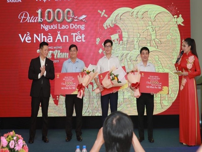 Bia Sài Gòn 'bao' máy bay đưa 1.000 lao động về ăn Tết