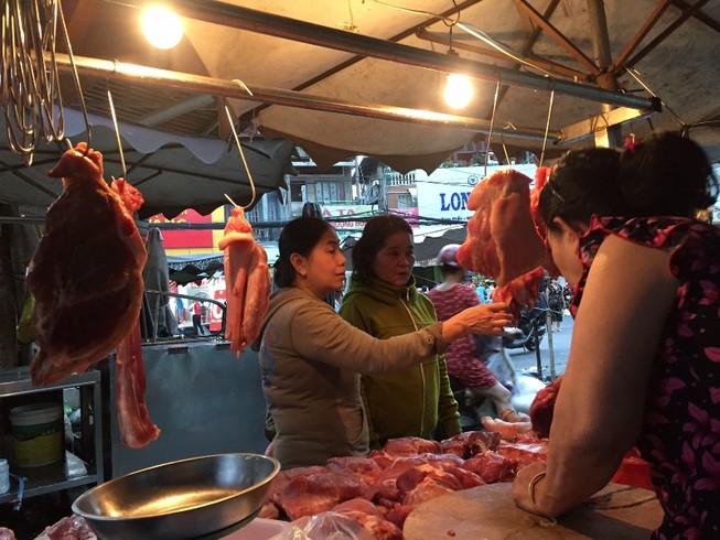 Ba rọi rút sườn 200.000 đồng/kg hút khách ngày 29 tết