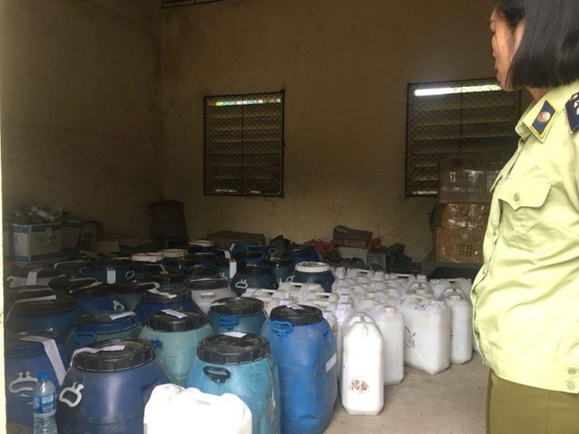 Phát hiện 2.000 lít dầu gội không rõ nguồn gốc