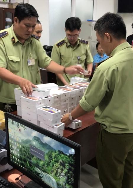Tạm giữ hàng trăm Iphone, Ipad trị giá hơn 4 tỉ