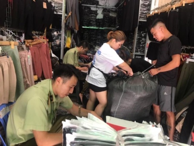 'Đột kích' hàng chục cơ sở kinh doanh thời trang