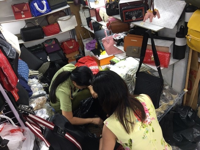 Đột kích 2 trung tâm thương mại lớn, tạm giữ nhiều sản phẩm