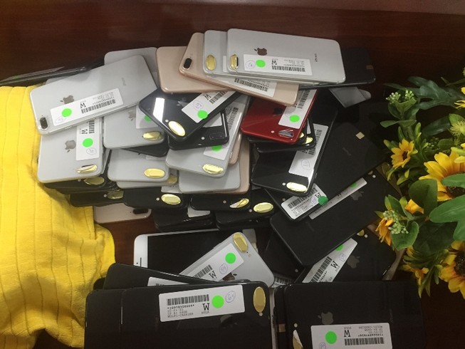 Phát hiện lô hàng iPhone lậu trị giá 3 tỉ đồng