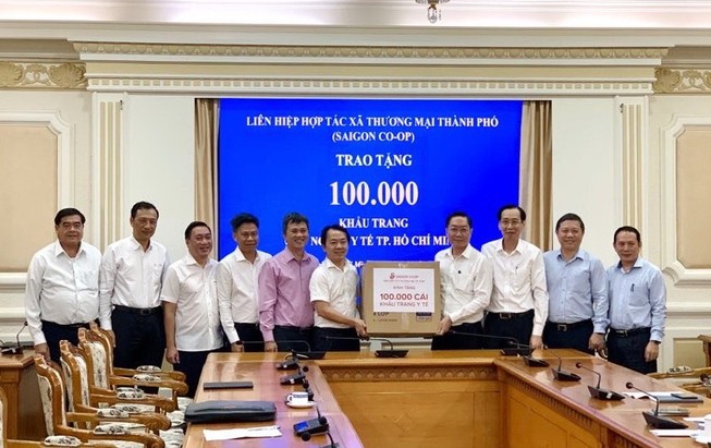 Co.op tặng ngành y tế TP.HCM 100.000 khẩu trang chống COVID-19