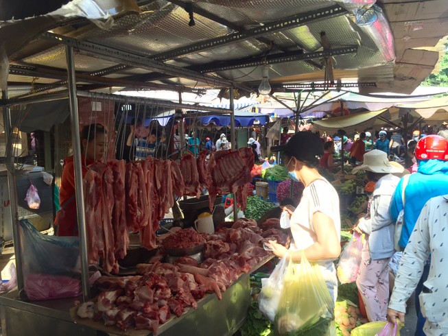 TP.HCM: Hạn chế ra đường, dân tranh thủ đi chợ sớm