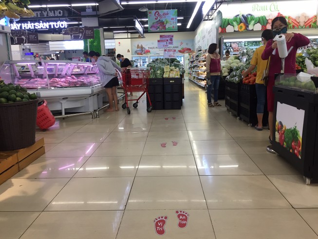 Mới: Siêu thị tạo dấu chân an toàn giúp khách yên tâm mua sắm