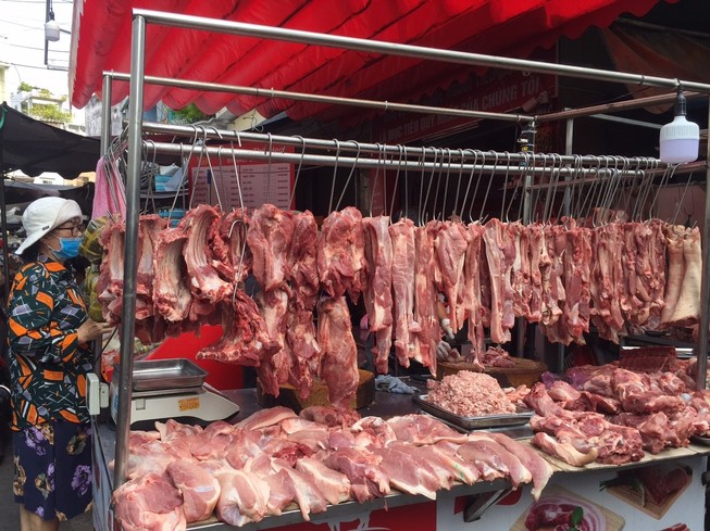 Lượng heo về chợ đầu mối giảm mạnh