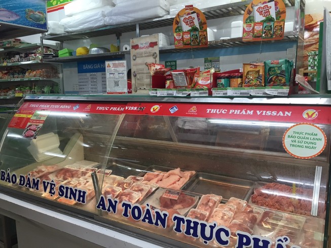 Ông lớn bán thịt heo tận nhà cho khách hàng