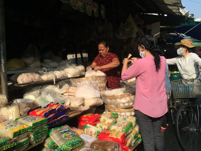 Lễ 30-4: Chợ đông khách, siêu thị khuyến mãi khủng