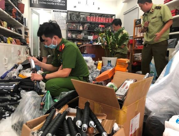 Phát hiện cửa hàng túi xách chứa 1.800 loại vũ khí