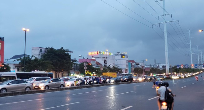 Gần 20 phút mới đi qua vòng xoay Phạm Văn Đồng - Phan Văn Trị