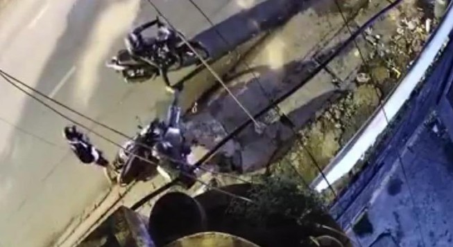 Camera ghi cảnh cô gái nhanh trí trước 2 kẻ cướp ở Bình Thạnh