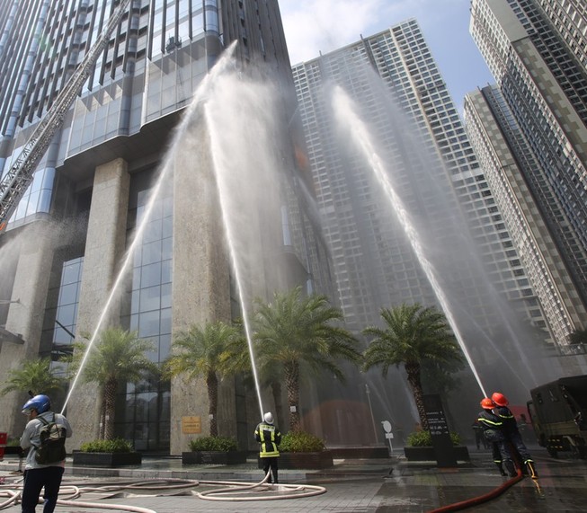 300 cảnh sát diễn tập PCCC tại tòa nhà Landmark 81