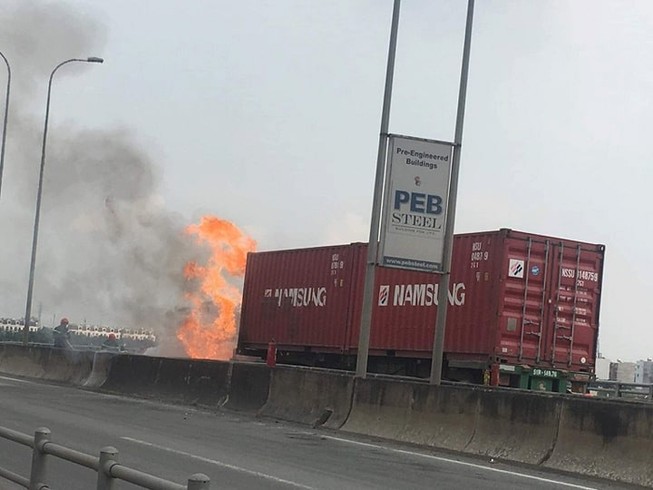 Xe container cháy rụi trên cao tốc Long Thành - Dầu Giây