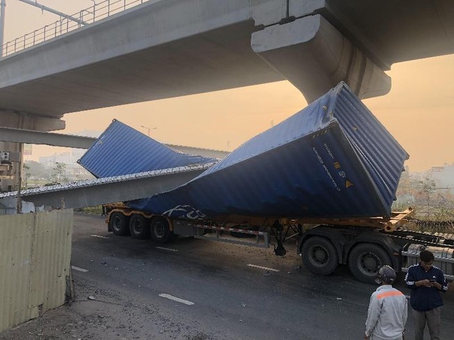 Vụ dầm cầu rớt, đè container: Do sai về chiều cao tĩnh không