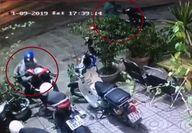 2 người đi Exciter liên tục trộm xe máy tại Thủ Đức