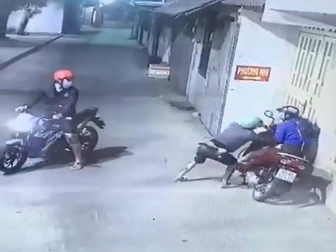 Bắt nghi can xịt hơi cay cướp tài sản cô gái lúc rạng sáng