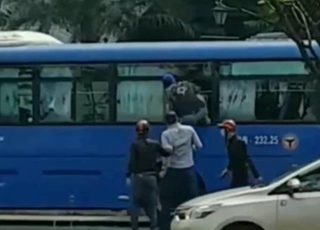 Công an làm việc với người đập phá xe buýt ở Thủ Đức