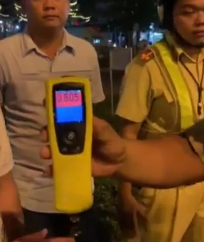 Tài xế ô tô vi phạm nồng độ cồn va chạm với xe máy