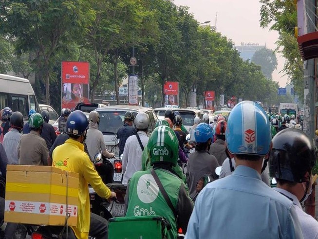 Cửa ngõ Tân Sơn Nhất kẹt xe nghiêm trọng ngày giáp tết