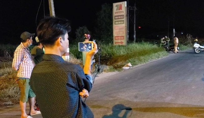Nửa đêm mà nhiều người còn tới live stream vụ Tuấn 'khỉ'