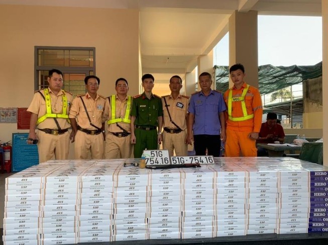 Truy bắt ô tô chở thuốc lá, ma túy trên cao tốc