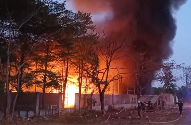Hàng trăm cảnh sát PCCC dập lửa trong Khu công nghiệp Cát Lái