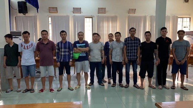 Bình Thạnh: Phá sòng bạc thu 500 triệu đồng cùng 2 khẩu súng