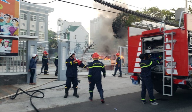Cháy xe phun thuốc sát khuẩn đang đậu ở trụ sở ủy ban phường
