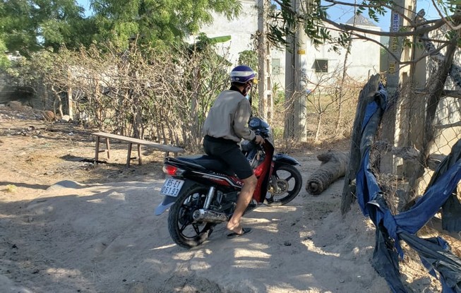 Người dân 'xé rào' ra vào khu cách ly thôn Văn Lâm 3