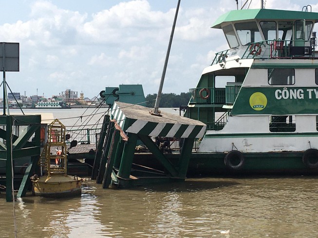 Tàu biển va chạm bến nổi tại phà Cát Lái