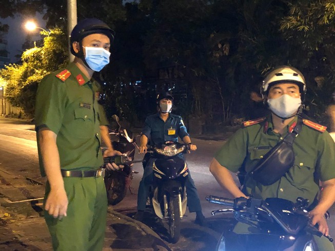 Nhiều người phản ứng khi bị xử phạt vì không đeo khẩu trang