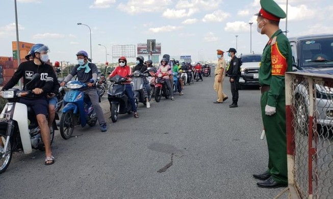 TP.HCM: Đưa 2 người Trung Quốc có thân nhiệt 39 độ đi cách ly