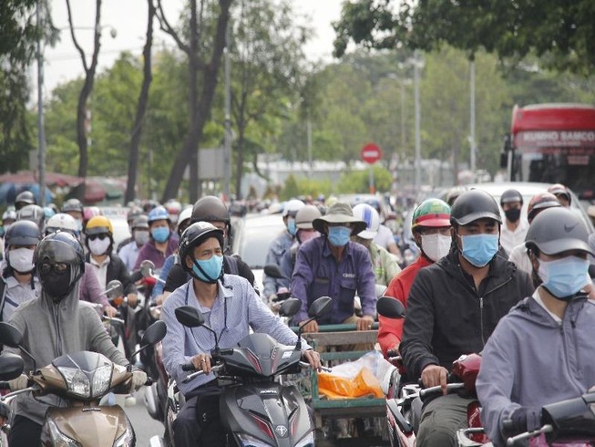 Cận cảnh xe cộ nối đuôi nhau kéo dài qua Bến xe Miền Đông