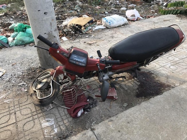 1 người đàn ông có mùi rượu bia tông vào cột điện nguy kịch