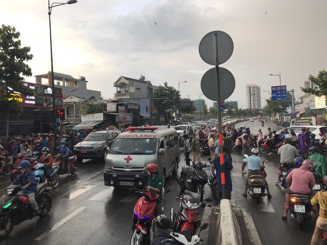 Va chạm với xe chở rác trong mưa, 1 thanh niên tử vong