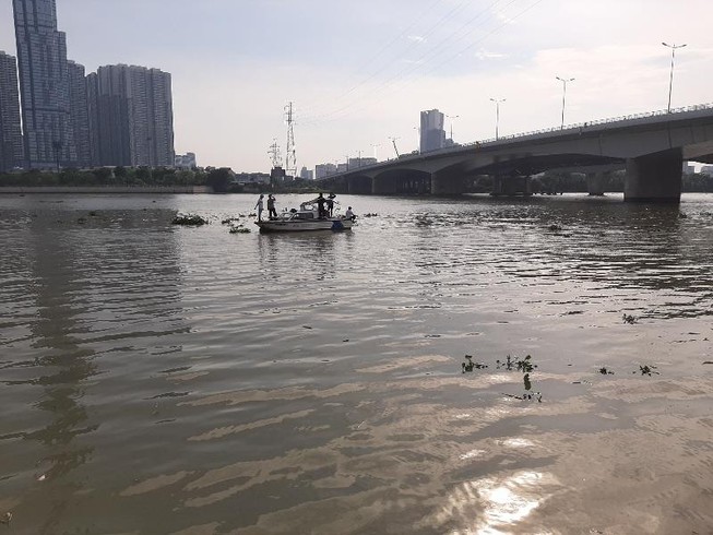 Cảnh sát lặn cả buổi tìm nam thanh niên nhảy cầu Sài Gòn