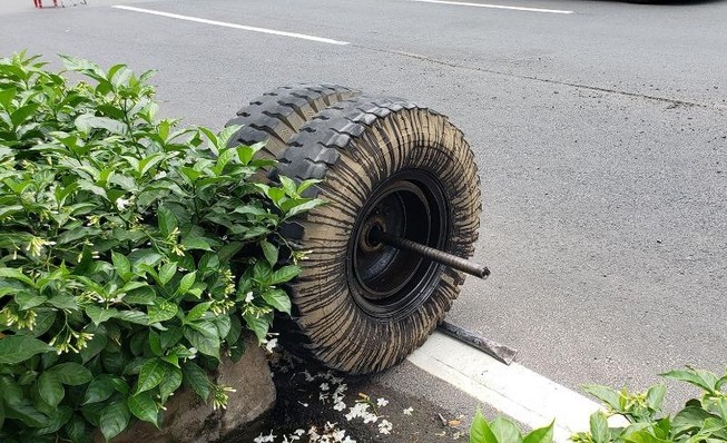 Dân hú vía khi bánh xe tải lăn tự do hàng trăm mét trên đại lộ