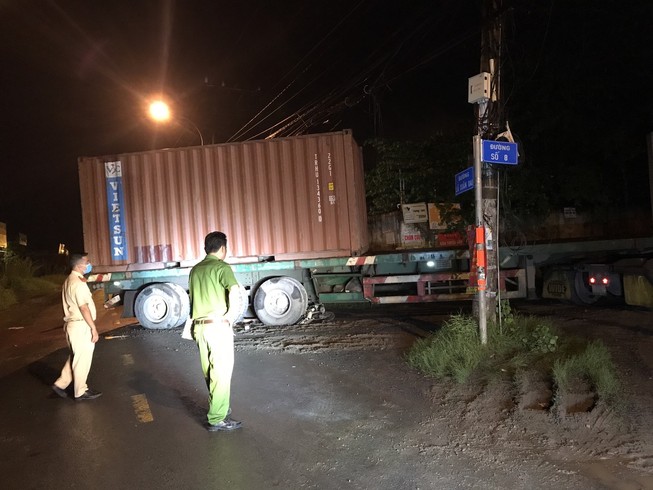 Nâng container đưa nạn nhân tai nạn giao thông ra ngoài