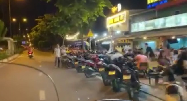 Quán nhậu lấy lòng đường Phạm Văn Đồng làm nơi giữ xe