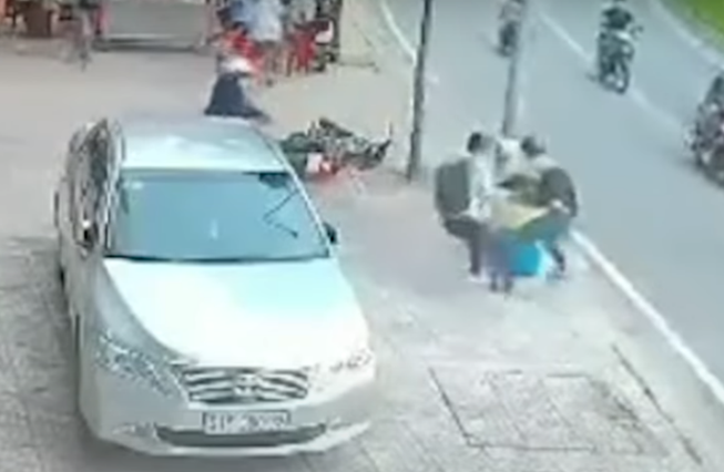Cướp dùng dao và bình xịt hơi cay tấn công người dân