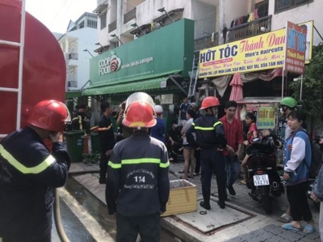 Giải cứu 6 sinh viên mắc kẹt trong đám cháy tại quận 9