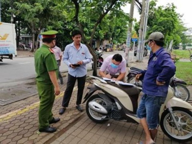 Quận 2: Xử lý người không đeo khẩu trang, nhập cảnh trái phép