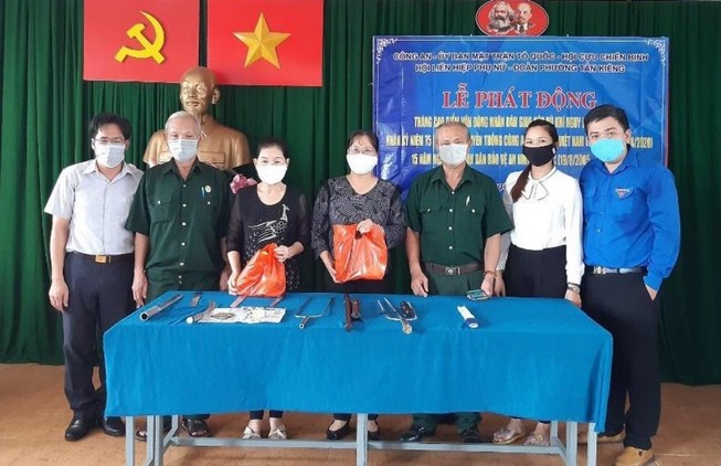 Người dân quận 7 giao nộp hàng trăm hung khí cho công an