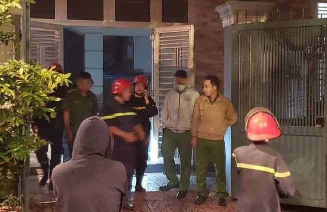 Người dân dùng khăn che mũi thoát khỏi đám cháy ở Thủ Đức