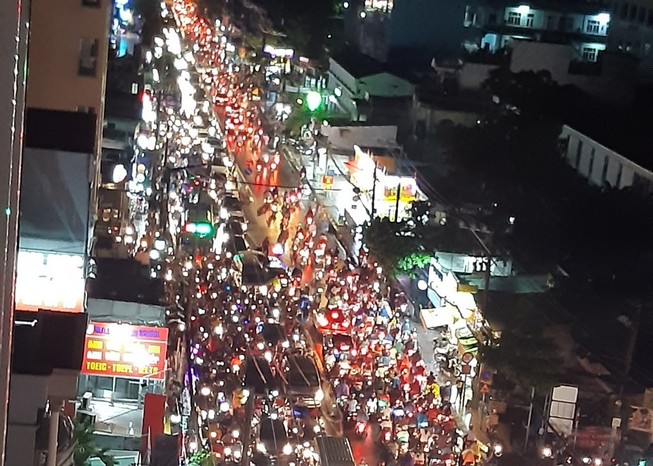 Nhiều giờ đồng hồ 'chôn chân' trên đường Huỳnh Tấn Phát