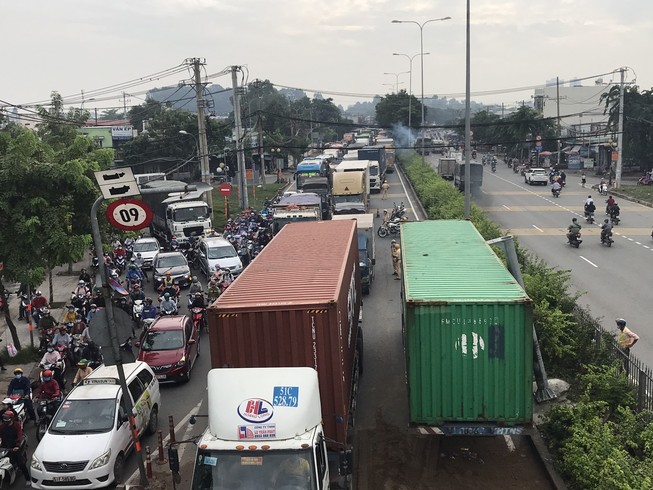 Container tông biển báo giao thông, QL1 qua Thủ Đức ùn xe