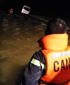 Lũ cuốn xe khách, một người mất tích