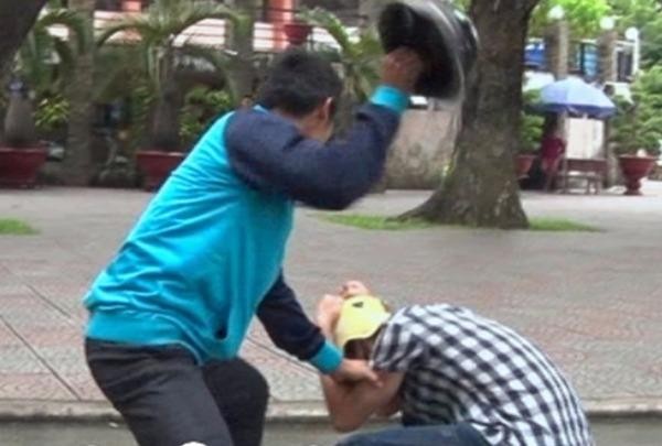 Một bác sĩ trưởng khoa bị đánh bằng mũ bảo hiểm